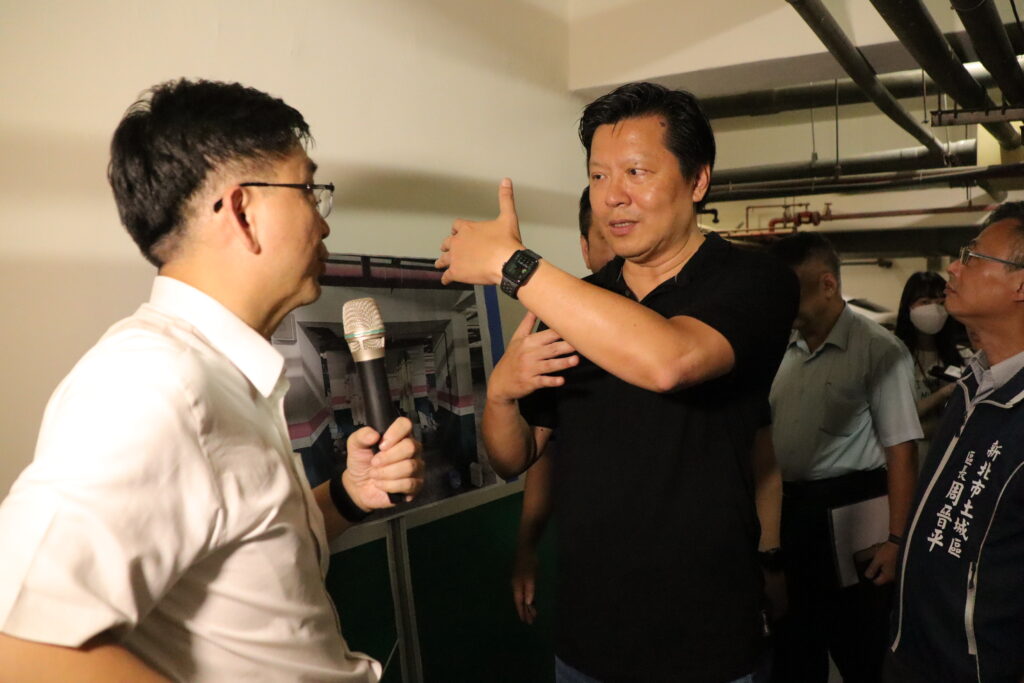 0403地震紅單弱層補強完工 朱惕之副市長視察見證補強成果 8 %E6%9C%B1%E6%83%95%E4%B9%8B%E5%89%AF%E5%B8%82%E9%95%B7%E5%8F%B3%E8%A6%AA%E8%87%AA%E9%80%B2%E5%85%A5%E5%9B%A00403%E5%9C%B0%E9%9C%87%E5%8F%97%E6%90%8D%E8%A2%AB%E8%B2%BC%E4%B8%8A%E7%B4%85%E5%96%AE%E7%9A%84%E5%9C%9F%E5%9F%8E%E3%80%8C%E5%8F%B0%E5%8C%97%E4%B8%80%E5%AE%B6%E8%A6%AA%E7%A4%BE%E5%8D%80%E3%80%8D%E8%A3%9C%E5%BC%B7%E5%BE%8C%E7%9A%84%E5%BB%BA%E7%AF%89%E7%89%A9%EF%BC%8C%E4%BB%94%E7%B4%B0%E6%9F%A5%E7%9C%8B%E5%BC%B7%E5%8C%96%E5%BE%8C%E7%9A%84%E6%A2%81%E6%9F%B1%E7%B5%90%E6%A7%8B%EF%BC%8C%E7%A2%BA%E8%AA%8D%E6%96%BD%E5%B7%A5%E5%93%81%E8%B3%AA