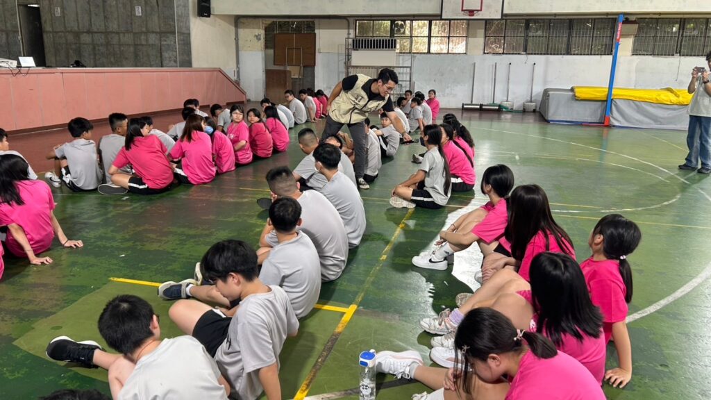 識詐反毒宣導進校園 基一警齊守護青少年 3 MEITU 20251004 173107934