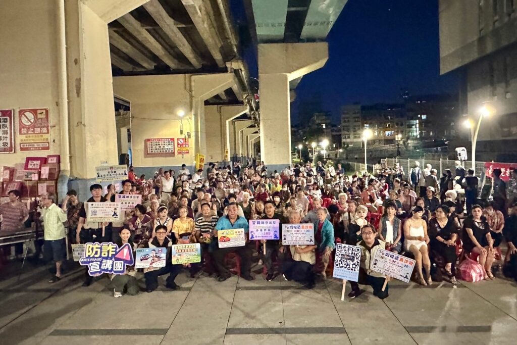 基警識詐宣導守荷包 光華里民同樂慶中秋 2 MEITU 20251004 181615260