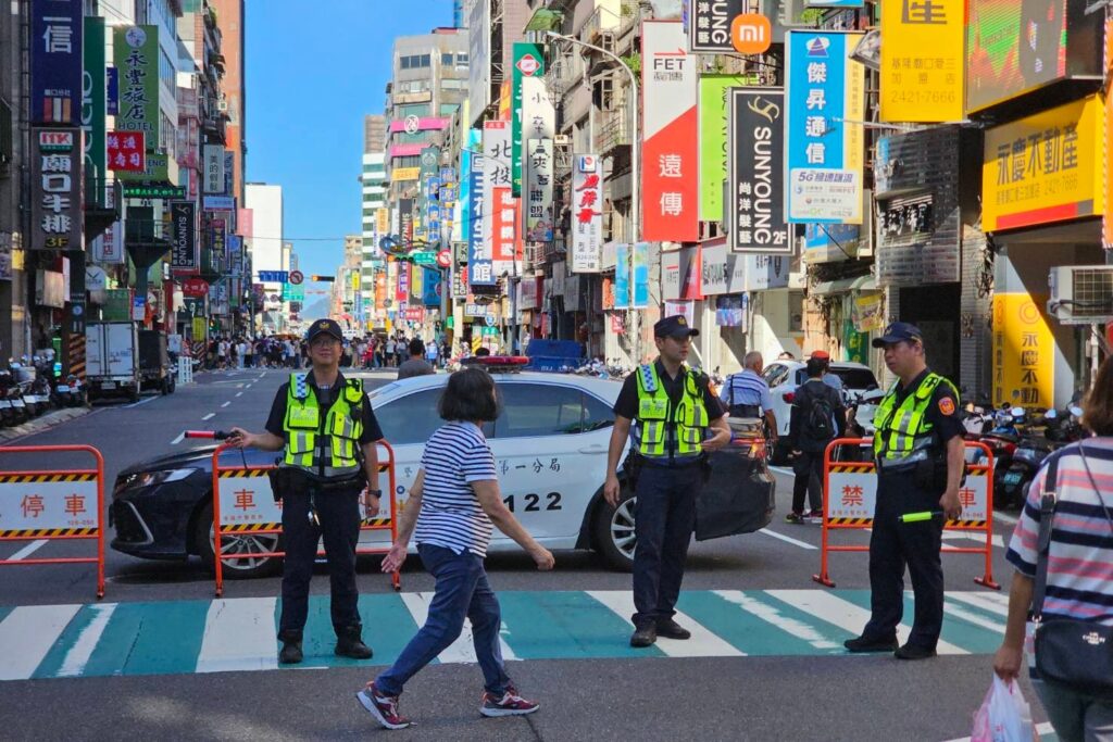 基隆老鷹嘉年華熱鬧登場 基警交管樂迎踩街護遊行 13 MEITU 20251004 182815918
