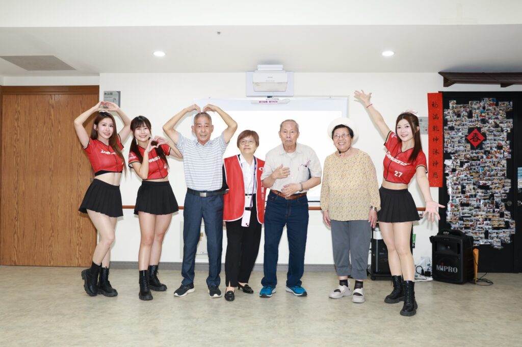 重陽敬老文化交流嗨翻天!信義長者漫遊舊城!銀髮走讀有彩蛋! 7 S 198754587 0