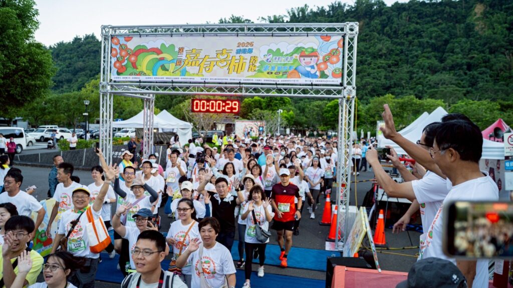 「番路嘉有喜柿珍惜水資源路跑」鳴槍 近千跑者運動、品茗、賞美味,享受金秋盛會 4 11410071 1