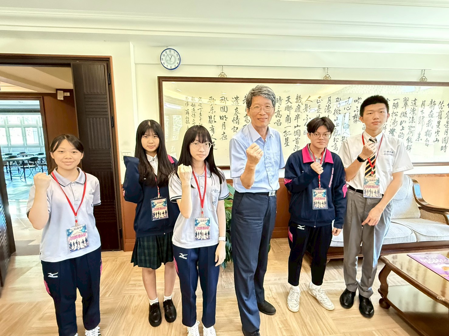 二信高中成立「校園新聞社」 師生攜手傳播真善美 1 LINE ALBUM 1141003%E6%A0%A1%E9%95%B7%E6%8E%88%E8%AD%89 251007 1