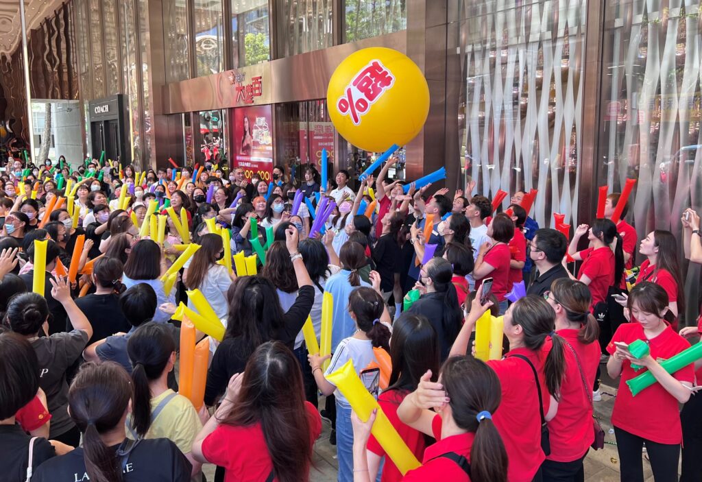 新竹大遠百週年慶預購開跑 500員工齊喊衝破10億熱情造勢 6 114100732