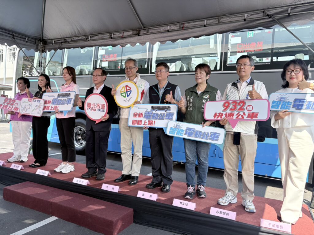 新北市電巴突破300輛 再加入快速公車生力軍 邁入綠能新紀元! 9 %E8%87%BA%E5%8C%97%E5%AE%A2%E9%81%8B932%E5%BF%AB%E9%80%9F%E9%9B%BB%E5%8B%95%E5%85%AC%E8%BB%8A%E5%95%9F%E7%94%A8%E5%84%80%E5%BC%8F