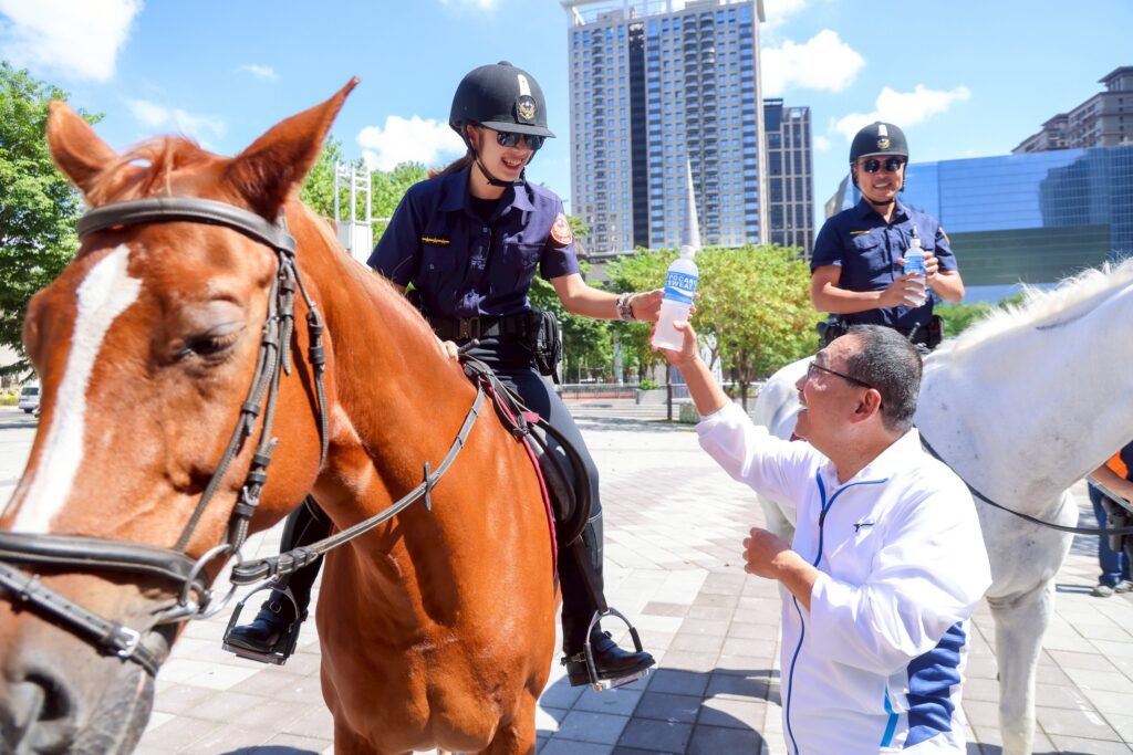 新北騎警再登國慶舞台 侯友宜:展現城市榮耀與警察精神 9 %E4%BE%AF%E5%8F%8B%E5%AE%9C%E6%96%BC9%E6%97%A5%E5%9C%8B%E6%85%B6%E6%97%A5%E5%89%8D%E5%A4%95%E5%89%8D%E5%BE%80%E6%85%B0%E5%8B%9E%E9%A8%8E%E8%AD%A6%E9%9A%8A%E5%90%8C%E4%BB%81