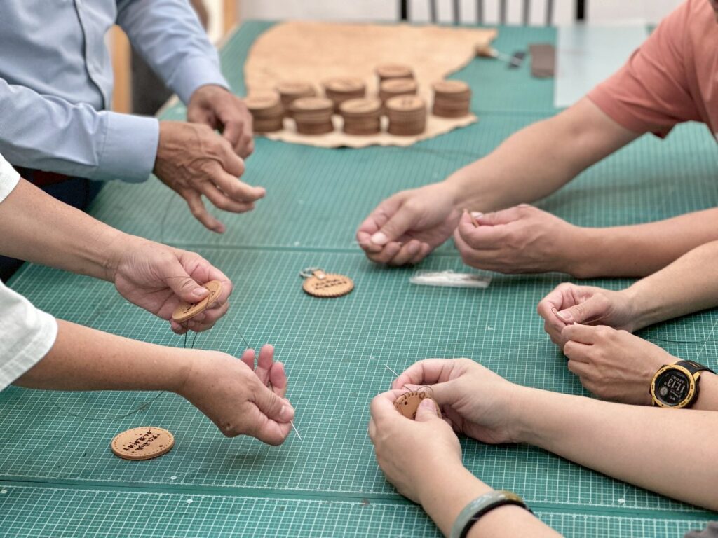 文創手作協會攜手新創團隊 「圓形皮革鑰匙圈」展現專業皮製真功夫 3 11410093