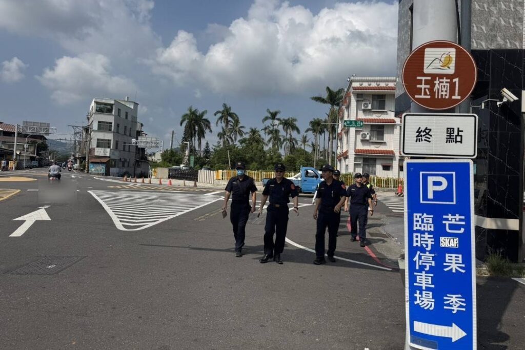 玉井警持續推動 清道專案 迎接雙連假 讓交通更順暢 行人更安全 6 MEITU 20251009 200420424