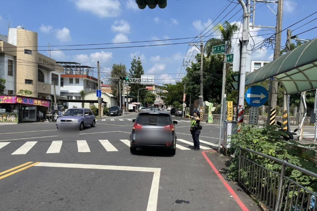 玉井警持續推動 清道專案 迎接雙連假 讓交通更順暢 行人更安全 9 MEITU 20251009 200516182