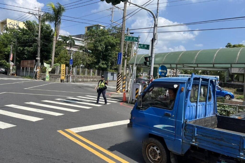 玉井警持續推動 清道專案 迎接雙連假 讓交通更順暢 行人更安全 10 MEITU 20251009 200527938