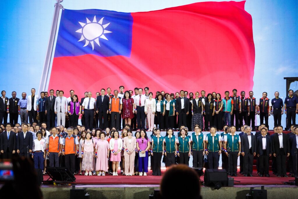 國慶晚會在台中 盧秀燕籲「善良、團結、勇敢」是立國精神 5 %E5%8F%B0%E4%B8%AD%E8%B6%85%E9%81%8E20%E5%A4%A7%E5%B7%A5%E5%95%86%E5%9C%98%E9%AB%94%E5%8F%8A %E9%80%80%E5%84%80%E9%82%A6 %E5%BC%95%E9%A0%98%E7%8F%BE%E5%A0%B4%E8%90%AC%E4%BA%BA%E9%BD%8A%E8%81%B2%E9%AB%98%E5%94%B1%E5%9C%8B%E6%AD%8C%E8%88%87%E5%9C%8B%E6%97%97%E6%AD%8C