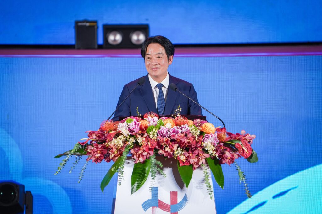 國慶晚會在台中 盧秀燕籲「善良、團結、勇敢」是立國精神 7 %E7%B8%BD%E7%B5%B1%E8%B3%B4%E6%B8%85%E5%BE%B7%E8%87%B4%E8%A9%9E