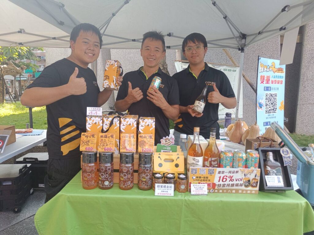 蜂蜜廚神2網路投票選最後倒數一周 找尋蜜中注定的蜂蜜料理 5 %E6%96%B0%E5%8C%97%E9%9D%92%E8%BE%B2%E9%99%B3%E6%9F%8F%E6%89%BF%EF%BC%88%E4%B8%AD%EF%BC%89%E9%96%8B%E7%99%BC%E5%90%84%E5%BC%8F%E8%9C%82%E8%9C%9C%E7%94%A2%E5%93%81%EF%BC%8C%E4%B8%A6%E8%BE%A6%E7%90%86%E8%9C%82%E8%9C%9C%E9%A3%9F%E8%BE%B2%E9%AB%94%E9%A9%97%E6%B4%BB%E5%8B%95%E6%8E%A8%E5%BB%A3%E6%96%B0%E5%8C%97%E5%84%AA%E8%B3%AA%E8%9C%82%E8%9C%9C