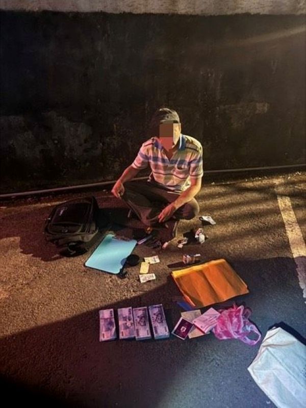 面交得手行跡可疑 中和警機警查獲通緝車手 3 《圖說》林嫌行跡可疑,中和警機警盤查,發現為涉詐欺面交及洗錢防制法通緝犯。〈中和分局提供〉