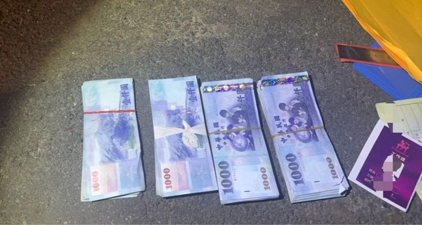面交得手行跡可疑 中和警機警查獲通緝車手 4 《圖說》林嫌麻袋內現金。〈中和分局提供〉