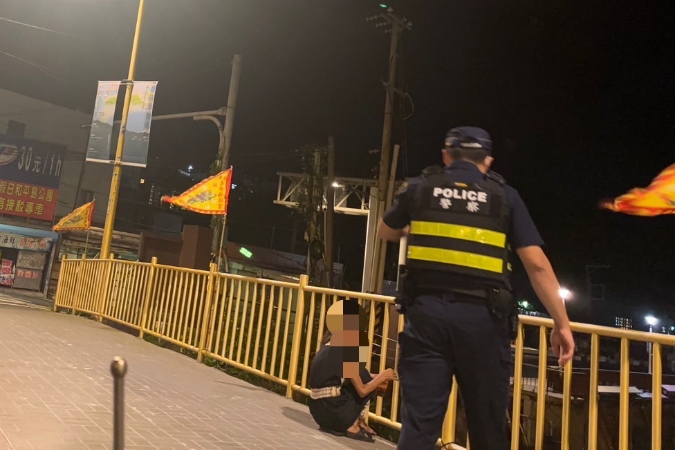 女情緒低落橋上看海 警關懷勸導返家 4 MEITU 20251012 164434607