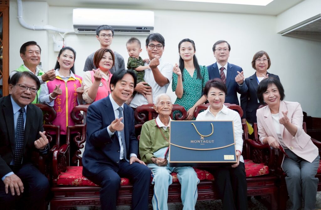 賴總統訪台中百歲人瑞 盧秀燕陪同話家常 4 %E8%B3%B4%E7%B8%BD%E7%B5%B1 %E7%9B%A7%E5%B8%82%E9%95%B7%E8%88%87%E9%99%B3%E6%B4%BB%E6%A3%AE%E9%98%BF%E5%85%AC%E4%B8%80%E5%AE%B6%E5%90%88%E5%BD%B1