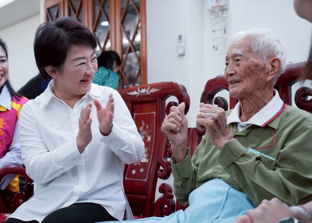 賴總統訪台中百歲人瑞 盧秀燕陪同話家常 5 %E7%9B%A7%E5%B8%82%E9%95%B7%E8%88%87%E9%99%B3%E6%B4%BB%E6%A3%AE%E9%98%BF%E5%85%AC%E6%84%89%E5%BF%AB%E8%AB%87%E8%A9%B12