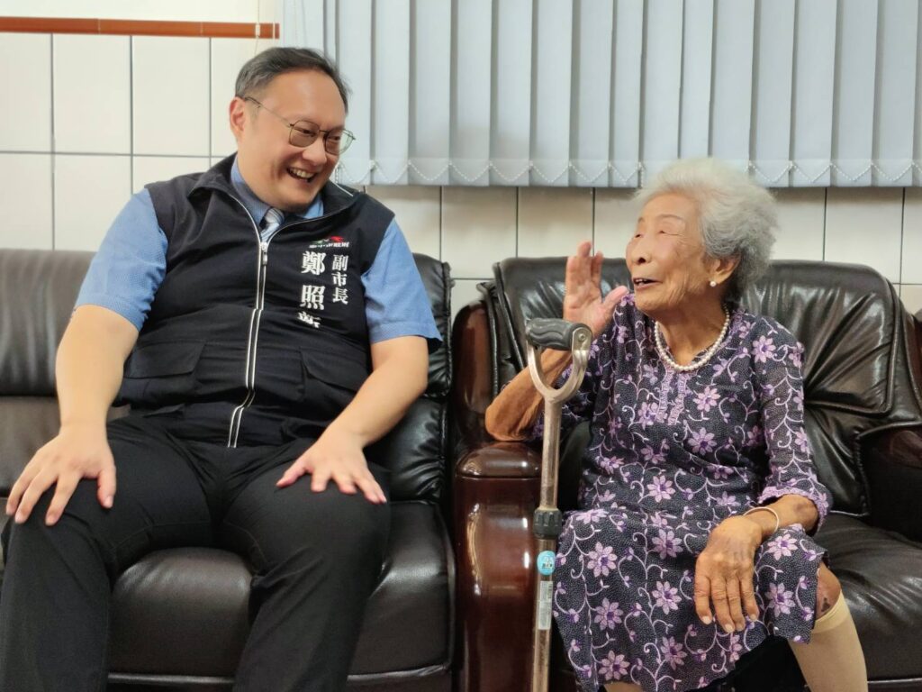 賴總統訪台中百歲人瑞 盧秀燕陪同話家常 6 %E9%84%AD%E5%89%AF%E5%B8%82%E9%95%B7%E8%88%87%E6%B4%AA%E6%9D%8E%E8%8B%B1%E5%AC%8C%E9%98%BF%E5%AC%A4%E9%96%8B%E5%BF%83%E8%AB%87%E8%A9%B11
