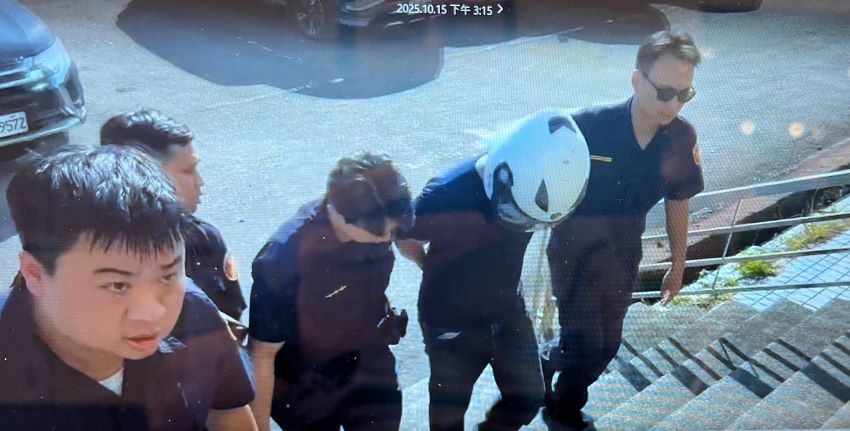 行車糾紛投擲「蝴蝶炮」火燒車 中和警2小時火速逮嫌送辦 4 《圖說》逮捕涉案男子帶返所偵詢。〈中和分局提供〉