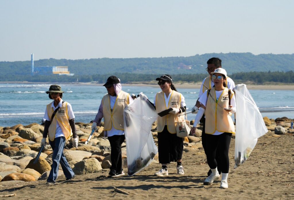 3年撿起兩座85大樓高海廢!煙波集團連4年啟動百人淨灘與土地共好 5 114101631