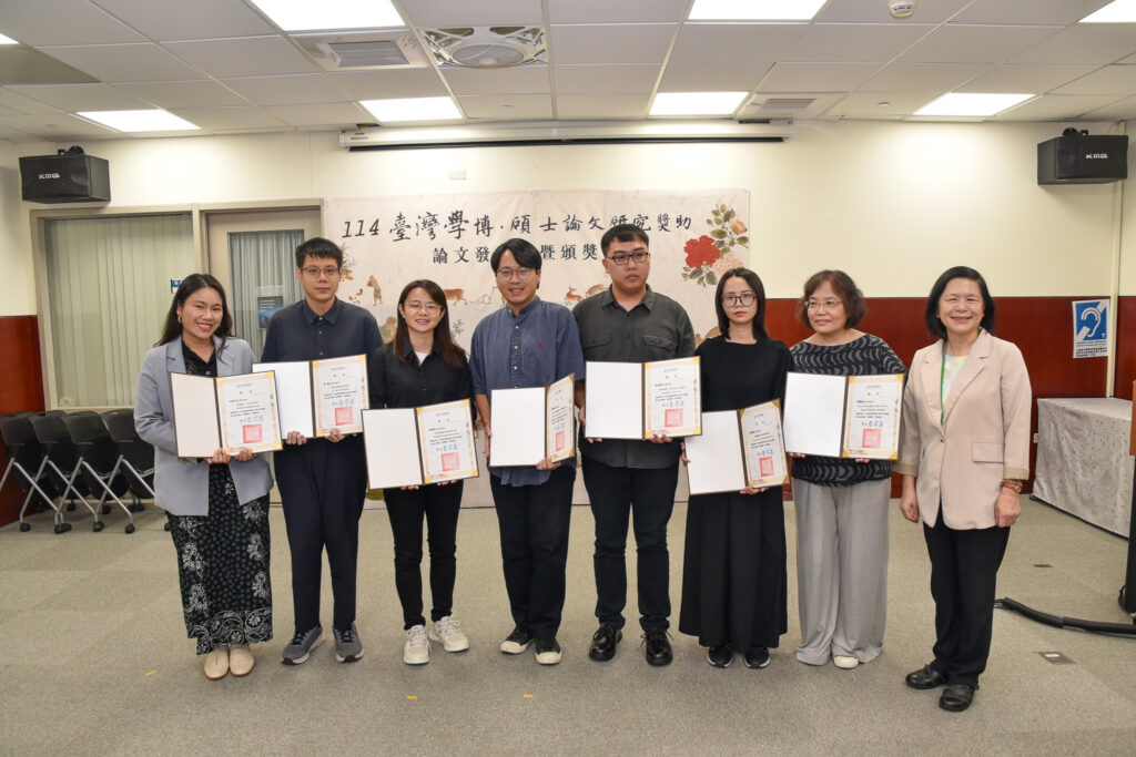 國臺圖辦理114年度臺灣學博碩士論文研究獎助發表會暨頒獎典禮 24 %E6%9B%B9%E9%A4%A8%E9%95%B7%E8%88%87%E7%A2%A9%E5%A3%AB%E5%84%AA%E7%AD%89%E8%AB%96%E6%96%87%E5%BE%97%E7%8D%8E%E4%BA%BA%E5%90%88%E5%BD%B1