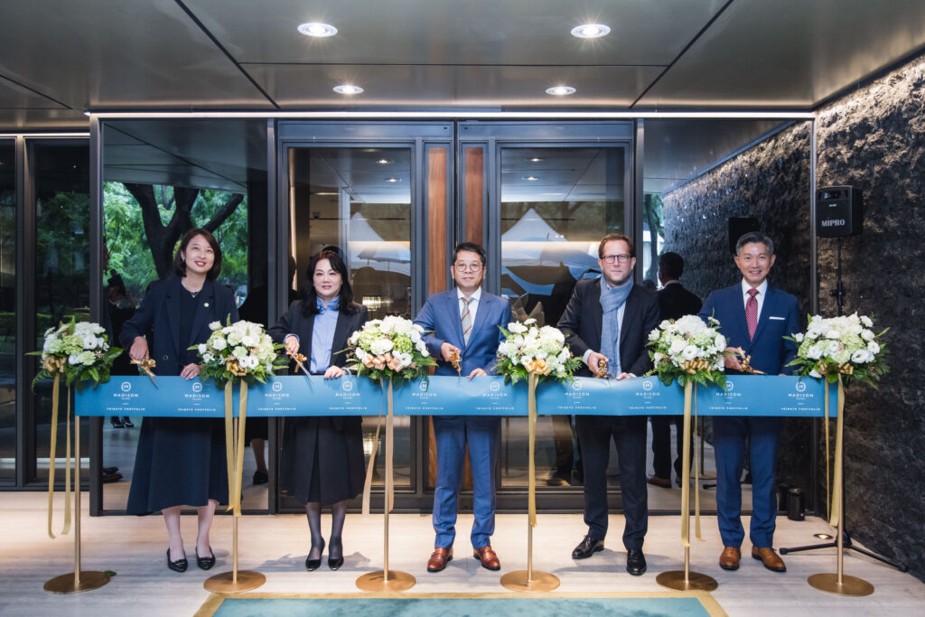 台北慕軒飯店,臻品之選加盟萬豪國際集團!品牌升級助攻國際市場,業績再創新高 6 %E7%94%B1%E5%B7%A6%E8%80%8C%E5%8F%B3%E9%A3%AF%E5%BA%97%E7%B8%BD%E7%9B%A3 %E7%AB%A5%E9%87%87%E5%A6%8D%E2%80%A7%E8%8E%8A%E7%90%AC%E8%8F%AF %E5%9F%B7%E8%A1%8C%E9%95%B7%E2%80%A7%E6%9D%8E%E8%99%B9%E6%98%8E %E8%91%A3%E4%BA%8B%E9%95%B7%E2%80%A7%E8%90%AC%E8%B1%AA%E5%9C%8B%E9%9A%9B%E9%9B%86%E5%9C%98%E4%BA%9E%E6%B4%B2%E5%8D%80%E4%BB%A3%E8%A1%A8 Mr. Richard Boyer%E2%80%A7Mr. Hsien Chen %E8%B2%A1%E5%8B%99%E7%87%9F%E9%81%8B%E5%89%AF%E7%B8%BD%E8%A3%81