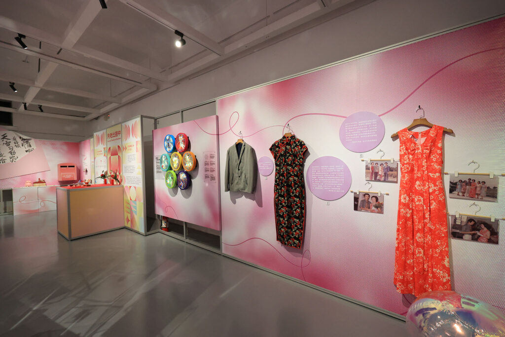 華文朗讀節「愛情,啊」開跑 限定十天走進愛情遊戲場 華山文創園區年度策展,以文字和聲音大聲說愛 8 %E6%84%9B%E6%83%85%E4%BF%A1%E7%89%A9%E4%BB%B6%E5%8D%80%E6%9C%89%E4%BD%9C%E5%AE%B6%E6%A5%8A%E5%8F%8C%E5%AD%90%E8%88%87%E8%B3%B4%E5%BA%AD%E8%8D%B7%E7%9A%84%E6%84%9B%E6%83%85%E6%95%85%E4%BA%8B%E7%B4%85%E6%B4%8B%E8%A3%9D%E6%98%AF%E4%BD%9C%E5%AE%B6%E5%8A%89%E5%86%A0%E5%90%9F%E6%AF%8D%E8%A6%AA%E5%9B%9B%E5%A7%8A%E5%A6%B9%E7%9A%84%E5%A9%9A%E7%A6%AE 0 1024x683 1