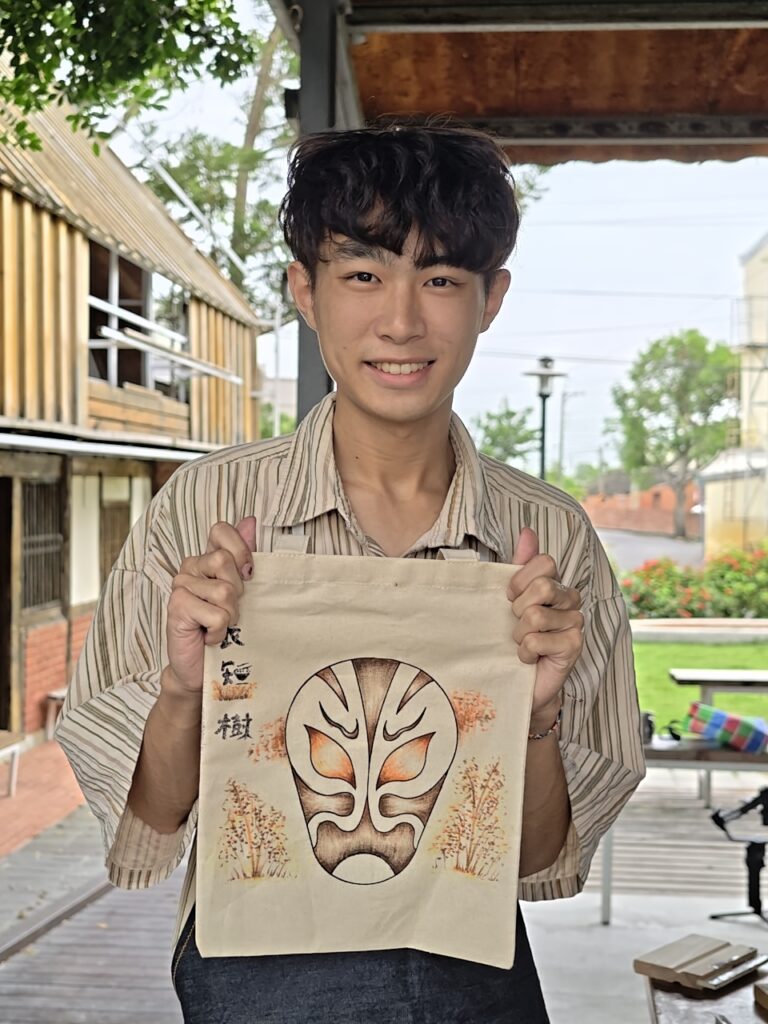 金牌農村展實力!臺南市政府農業局攜手媒體、意見領袖深度體驗農村創生成果 16 %E7%B5%B9%E5%8D%B0%E8%87%89%E8%AD%9C%E6%8F%90%E8%A2%8BDIY 768x1024 1