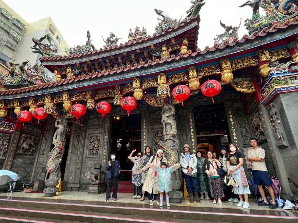 桃園中壢《舊城散步趣》熱烈迴響 深度走讀體驗舊城再生新風貌 16 06%E8%88%8A%E5%9F%8E%E6%95%A3%E6%AD%A5%E8%B6%A3 %E6%A1%83%E5%9C%92%E5%8D%80%E8%B5%B0%E8%AE%80%E8%87%B3%E5%A4%A7%E5%BB%9F%E6%99%AF%E7%A6%8F %E8%88%87%E5%BB%9F%E9%96%80%E5%90%88%E5%BD%B1 0 1024x768 1