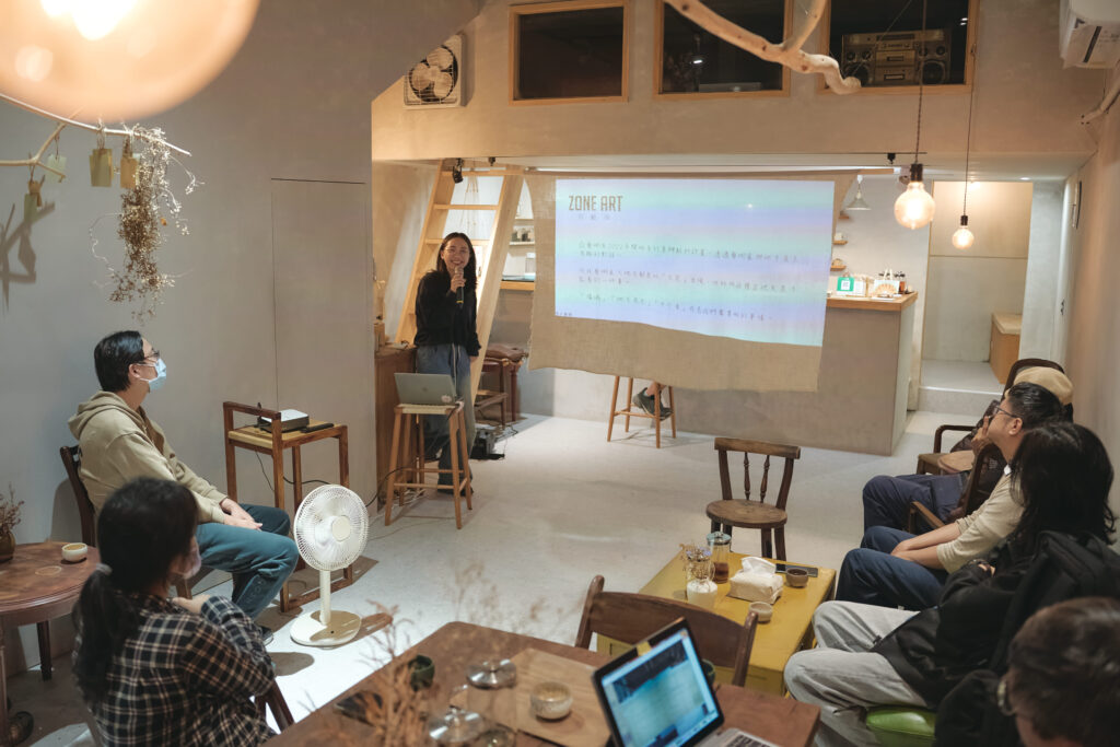 桃園中壢《舊城散步趣》熱烈迴響 深度走讀體驗舊城再生新風貌 18 09%E8%88%8A%E5%9F%8E%E6%95%A3%E6%AD%A5%E8%B6%A3 %E6%A1%83%E5%9C%92%E5%8D%80%E4%BC%97%E8%97%9D%E8%A1%93%E8%97%9D%E8%A1%93%E5%AE%B6%E5%B0%8F%E5%AE%A2%E5%BB%B3 %E8%81%B7%E4%BA%BA%E6%95%85%E4%BA%8B%E8%AC%9B%E5%BA%A7 0 1024x683 1