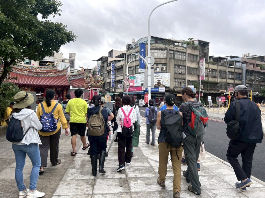 桃園中壢《舊城散步趣》熱烈迴響 深度走讀體驗舊城再生新風貌 19 03%E8%88%8A%E5%9F%8E%E6%95%A3%E6%AD%A5%E8%B6%A3 %E6%A1%83%E5%9C%92%E5%8D%80%E5%9C%B0%E6%96%B9%E6%96%87%E5%8F%B2%E5%B7%A5%E4%BD%9C%E8%80%85%E5%B8%B6%E9%A0%98%E6%B0%91%E7%9C%BE%E6%96%BC%E6%A1%83%E5%9C%92%E8%88%8A%E5%9F%8E%E8%A1%97%E5%8D%80%E8%B5%B0%E8%AE%80%E5%B0%8E%E8%A6%BD %E6%B7%B1%E5%85%A5%E7%9C%8B%E8%A6%8B%E8%88%8A%E5%9F%8E 1024x768 1