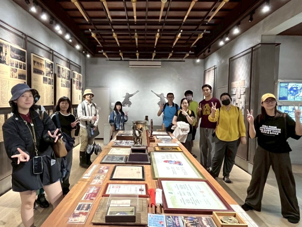 桃園中壢《舊城散步趣》熱烈迴響 深度走讀體驗舊城再生新風貌 20 07%E8%88%8A%E5%9F%8E%E6%95%A3%E6%AD%A5%E8%B6%A3 %E6%A1%83%E5%9C%92%E5%8D%80%E8%B5%B0%E8%AE%80%E8%87%B3%E5%8A%8D%E9%81%93%E6%95%85%E4%BA%8B%E9%A4%A8%E5%90%88%E5%BD%B1 0 1024x771 1