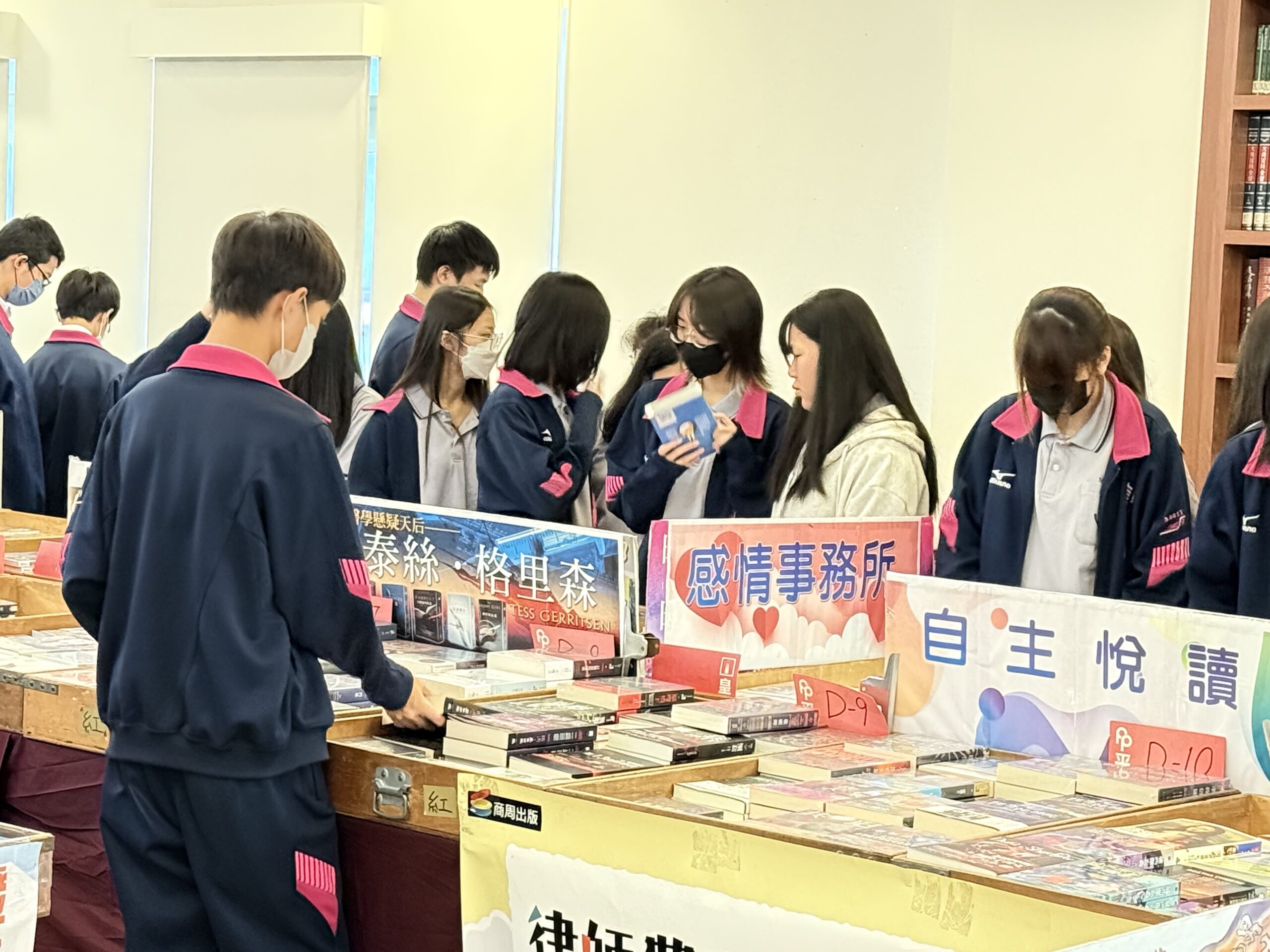 二信高中「自主悅讀」圖書展啟動學生閱讀生命力 3 088CAE46 8FF4 4E84 A518 2883F044A372 scaled
