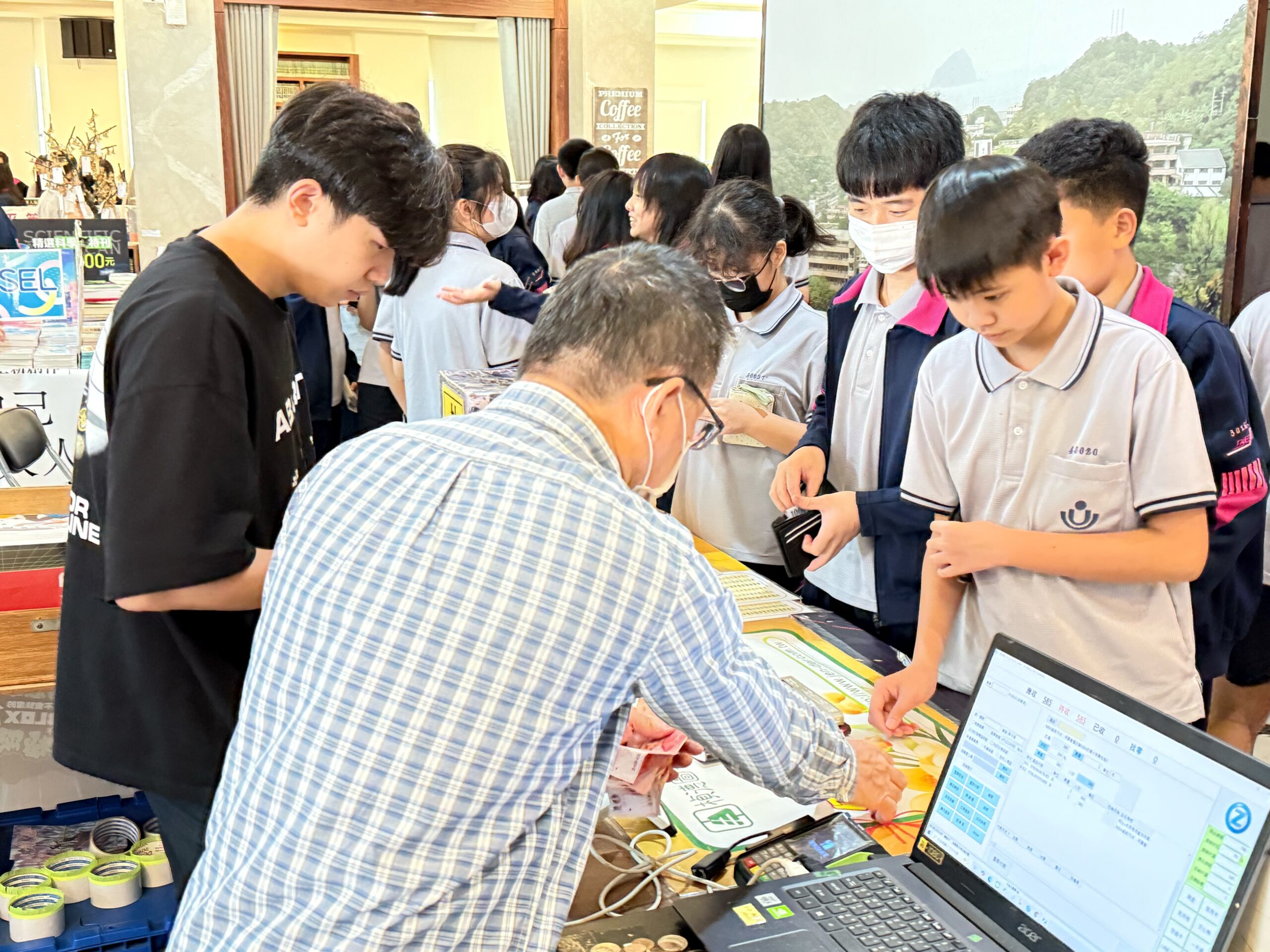 二信圖書展落幕 學生「悅讀搶購」帶回珍藏 11 S 74981466 scaled