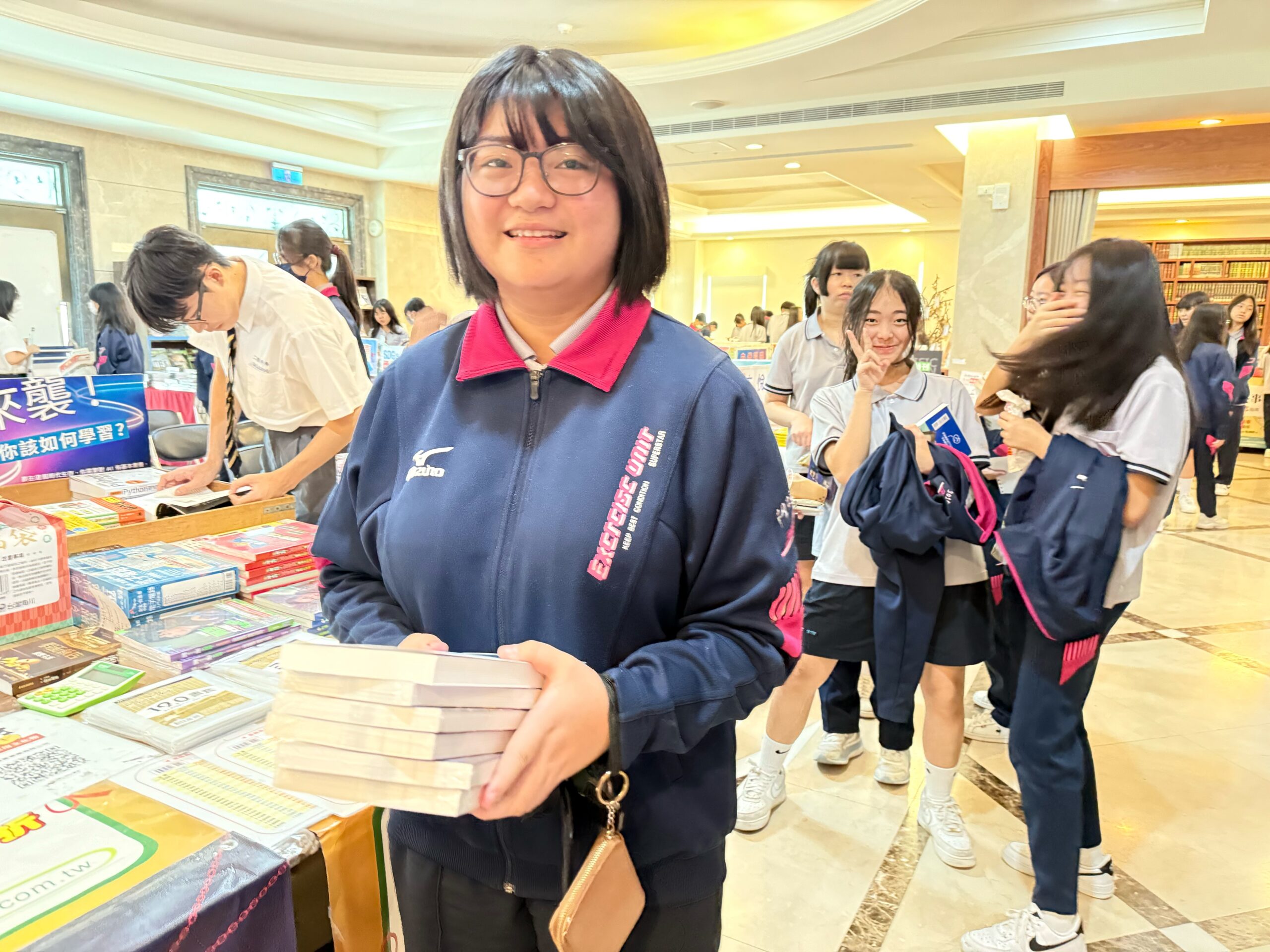 二信圖書展落幕 學生「悅讀搶購」帶回珍藏 12 S 74981463 scaled