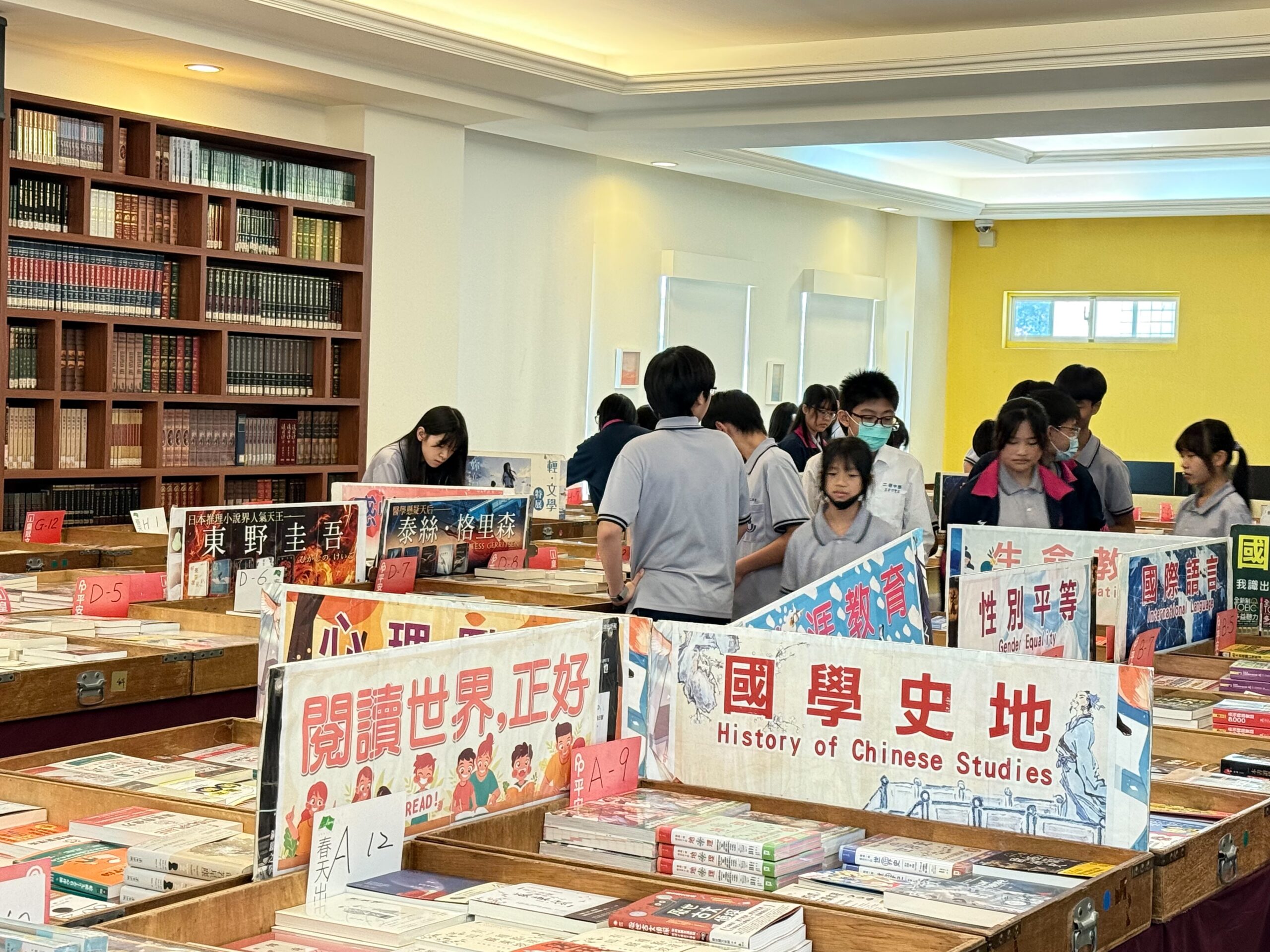 二信圖書展落幕 學生「悅讀搶購」帶回珍藏 13 S 74981467 scaled