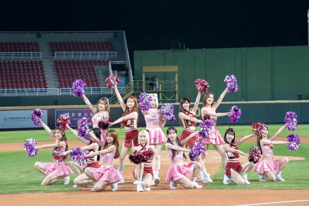 17LIVE桃氣女孩首度跨界棒球場!朴星垠、金佳垠「雙垠組合」成球迷焦點 34 S 200228920 0 1024x683 1