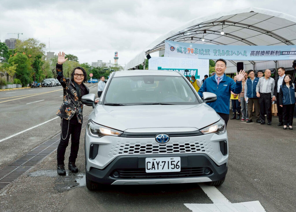 雙金歌王出馬!沈文程代言交通部高齡換照新制 帥氣載部長登場 20 %E6%B2%88%E6%96%87%E7%A8%8B%E9%99%B3%E4%B8%96%E5%87%B1 1024x736 1