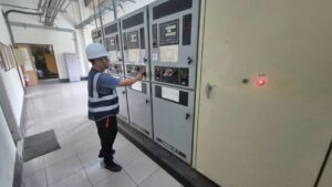 鳳凰颱風來襲 新北市水利局已完成防颱整備 嚴陣以待 8 %E9%87%91%E9%BE%8D%E6%8A%BD%E6%B0%B4%E7%AB%99%E4%BA%BA%E5%93%A1%E9%87%9D%E5%B0%8D%E6%8A%BD%E6%B0%B4%E8%A8%AD%E5%82%99%E7%9A%84%E6%8E%A7%E7%9B%A4%E9%80%B2%E8%A1%8C%E6%AA%A2%E6%9F%A5 300x169 1