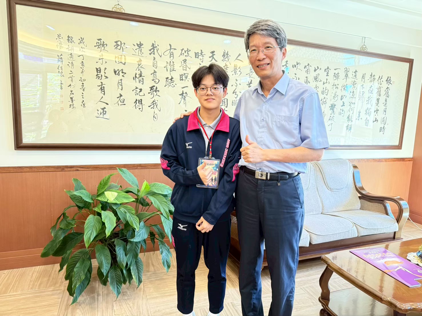 二信高中王培宇獲頒校園記者證期待往海洋航運管理發展 7 LINE ALBUM 1141003%E6%A0%A1%E9%95%B7%E6%8E%88%E8%AD%89 251110 1