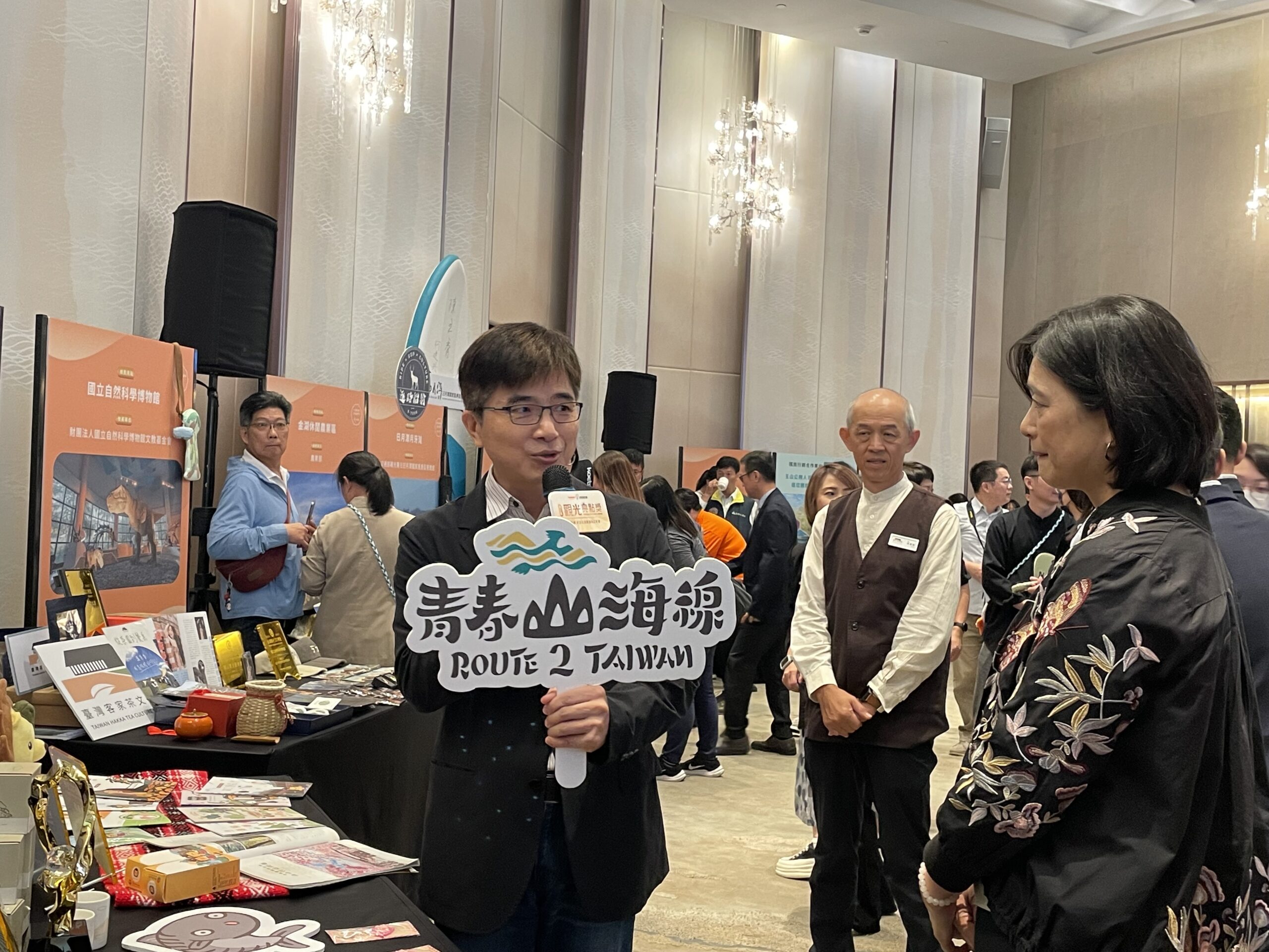 新北榮獲「最佳國旅創新獎」三景點入選觀光100亮點 2 %E6%96%B0%E5%8C%97%E5%B8%82%E8%A7%80%E5%85%89%E6%97%85%E9%81%8A%E5%B1%80%E8%8E%8A%E6%A6%AE%E5%93%B2%E5%89%AF%E5%B1%80%E9%95%B7%E5%9C%96%E5%B7%A6%E5%90%91%E4%BA%A4%E9%80%9A%E9%83%A8%E8%A7%80%E5%85%89%E7%BD%B2%E7%BD%B2%E9%95%B7%E9%99%B3%E7%8E%89%E7%A7%80%E5%8F%8A%E7%8F%BE%E5%A0%B4%E8%A7%80%E5%85%89%E6%97%85%E9%81%8A%E5%90%8C%E6%A5%AD%E8%88%87%E5%AA%92%E9%AB%94%E4%BB%8B%E7%B4%B9%E6%96%B0%E5%8C%97%E7%89%B9%E8%89%B2%E6%99%AF%E9%BB%9E%E8%88%87%E8%A7%80%E5%85%89%E4%BA%AE%E9%BB%9E scaled 1