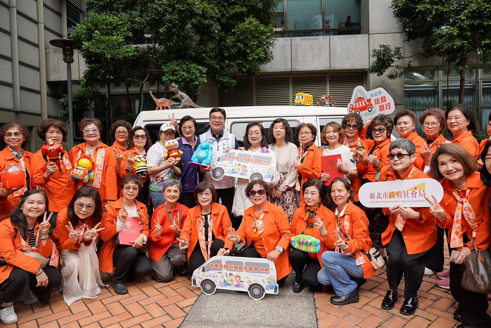 新北市「行動玩具車」2.0版啟用 工商婦女協會捐贈 深入偏鄉老少共玩 12 %E4%B8%AD%E8%8F%AF%E6%B0%91%E5%9C%8B%E5%B7%A5%E5%95%86%E5%A9%A6%E5%A5%B3%E5%8D%94%E6%9C%83%E5%A7%8A%E5%A6%B9%E5%80%91%E5%85%B1%E5%90%8C%E6%8D%90%E8%B4%88%E6%96%B0%E5%8C%97%E5%B8%82%E8%A1%8C%E5%8B%95%E7%8E%A9%E5%85%B7%E8%BB%8A