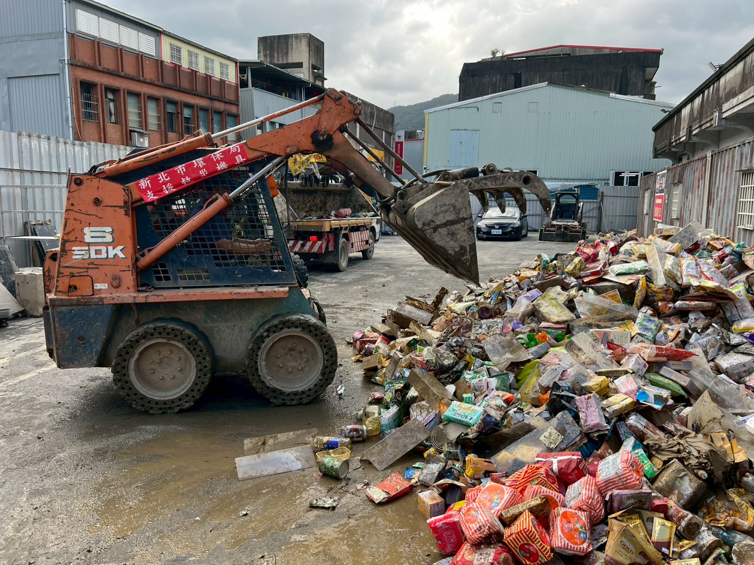 新北出動25輛機具支援宜蘭鳳凰颱風災後環境復原 16 %E9%81%8B%E7%94%A8%E9%8F%9F%E8%A3%9D%E6%A9%9F%E6%B8%85%E9%99%A4%E6%B0%91%E7%9C%BE%E6%8E%92%E5%87%BA%E5%BB%A2%E6%A3%84%E7%89%A9