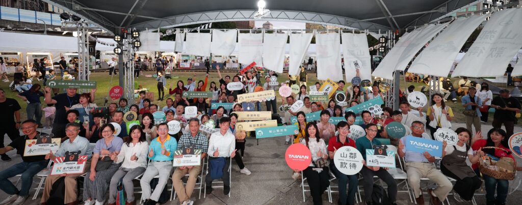 《山鄰款待》市集圓滿落幕 邀您親訪中臺灣與金門感受最真實的款待 5 %E9%96%89%E5%B9%95%E5%A4%A7%E5%90%88%E7%85%A7 1024x403 1