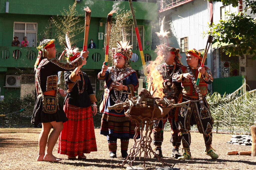 多納黑米季盛大登場 祭典線上看全程直播 青年會領聖火開道 族人齊聚慶豐收 16 27102 1024x683 1