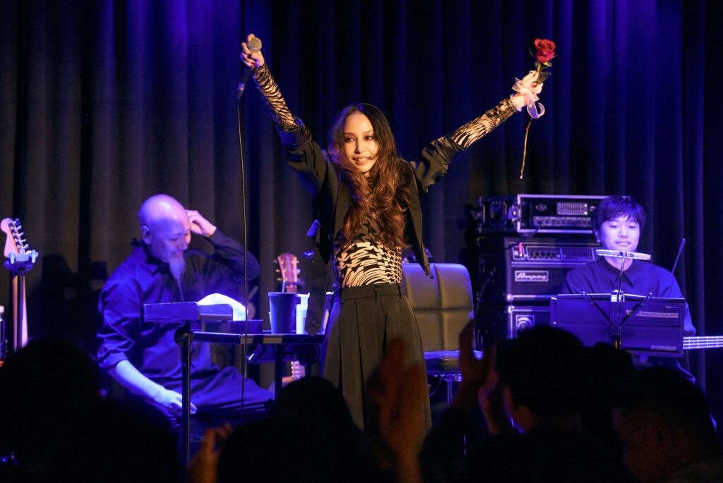 中島美嘉赤腳衝開箱Billboard Live TAIPEI!天后90度鞠躬萌到全場失控 8 AAACCC03894 1 1024x685 1