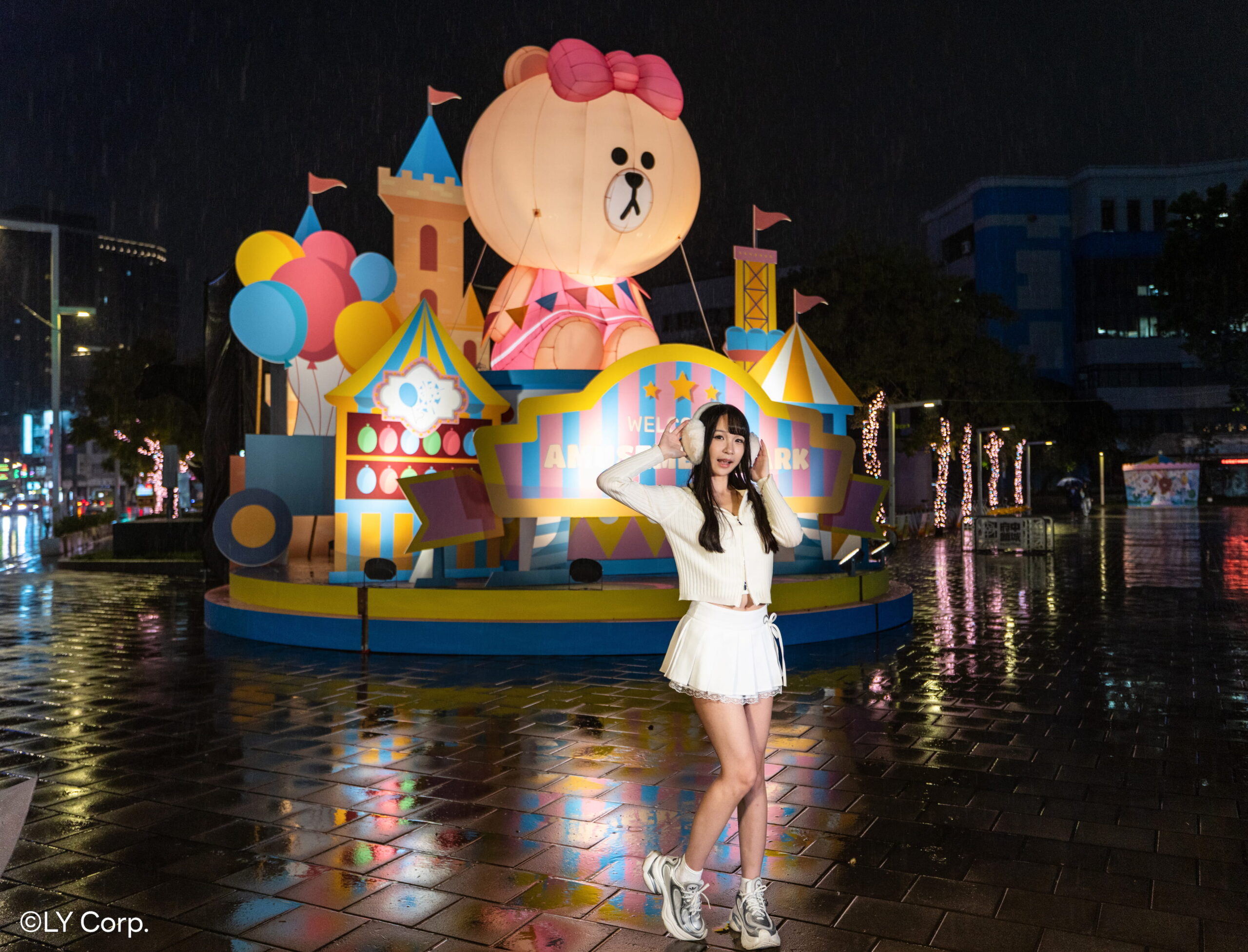 府中商圈週末市集創意滿點 街頭表演輪番登場歡樂加倍 21 %E5%BA%9C%E4%B8%AD%E5%BB%A3%E5%A0%B4%E7%87%88%E5%8D%80LINE FRIENDS%E5%86%92%E9%9A%AA%E9%81%8A%E6%A8%82%E5%A0%B4%E4%B8%AD%E6%9C%89%E5%8F%AF%E6%84%9B%E7%9A%84%E7%86%8A%E7%BE%8E%E5%9D%90%E9%8E%AE%E5%BA%9C%E4%B8%AD%E5%BB%A3%E5%A0%B4%E8%BF%8E%E6%8E%A5%E6%AF%8F%E4%BD%8D%E4%BE%86%E8%A8%AA%E7%9A%84%E9%81%8A%E5%AE%A2 scaled 1