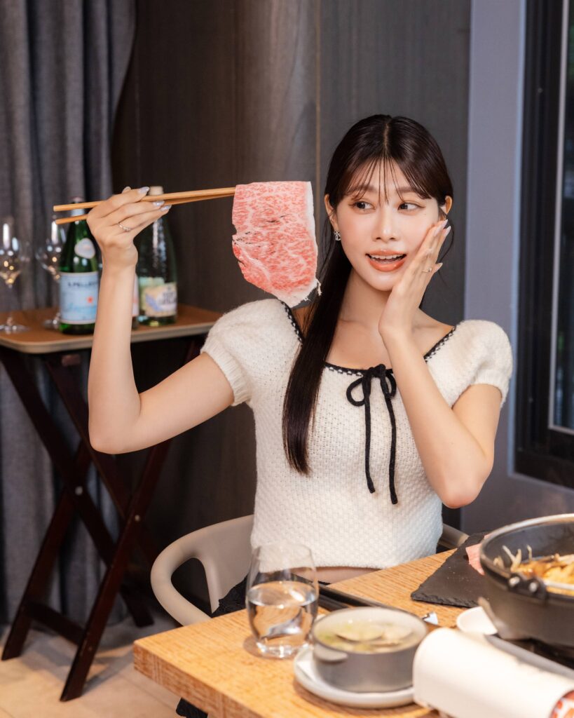 RÒU BY T-HAM 推出「秋田牛限定套餐」 超人氣藝人阿部瑪利亞搶先開箱 35 %E5%9C%A8%E5%8F%B0%E8%B6%85%E4%BA%BA%E6%B0%A3%E6%97%A5%E6%9C%AC%E8%97%9D%E4%BA%BA%E9%98%BF%E9%83%A8%E7%91%AA%E5%88%A9%E4%BA%9E%E7%89%B9%E5%88%A5%E5%96%9C%E6%AD%A1%E8%82%8B%E7%9C%BC%E9%83%A8%E4%BD%8D%E9%A9%9A%E5%91%BC%E8%82%89%E7%89%87%E6%AF%94%E8%87%89%E9%82%84%E5%A4%A7 819x1024 1