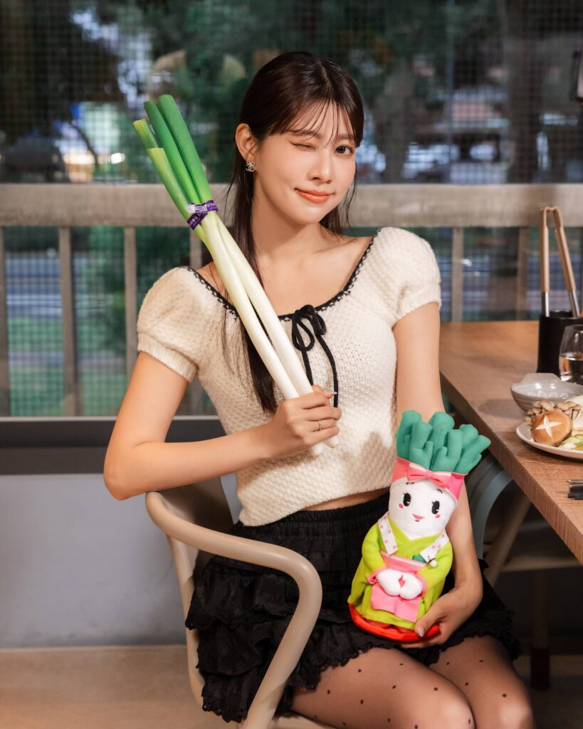 RÒU BY T-HAM 推出「秋田牛限定套餐」 超人氣藝人阿部瑪利亞搶先開箱 37 %E9%98%BF%E9%83%A8%E7%91%AA%E5%88%A9%E4%BA%9E%E6%8F%90%E9%86%92%E7%B2%89%E7%B5%B2%E6%89%8B%E5%88%80%E9%A0%90%E7%B4%84ROU x %E7%A7%8B%E7%94%B0%E7%89%9B%E7%8B%82%E9%A5%97%E9%99%90%E5%AE%9A%E5%A5%97%E9%A4%90 %E5%89%8D100%E5%90%8D%E9%80%81%E7%A7%8B%E7%94%B0%E7%9B%B4%E9%80%81%E7%99%BD%E7%A5%9E%E8%94%A5 819x1024 1